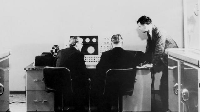Alan Turing y colegas en la consola de la computadora Mark II