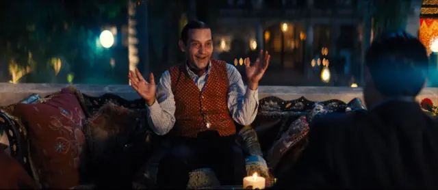 Скользкий мафиози Джеймс Маккей (Тоби Магуайр) проводит Мэнни в "задницу Голливуда"