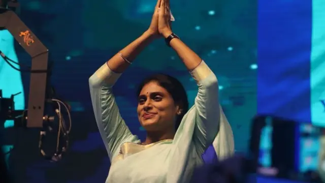 పార్టీ అభిమానులకు అభివాదం చేస్తున్న షర్మిల