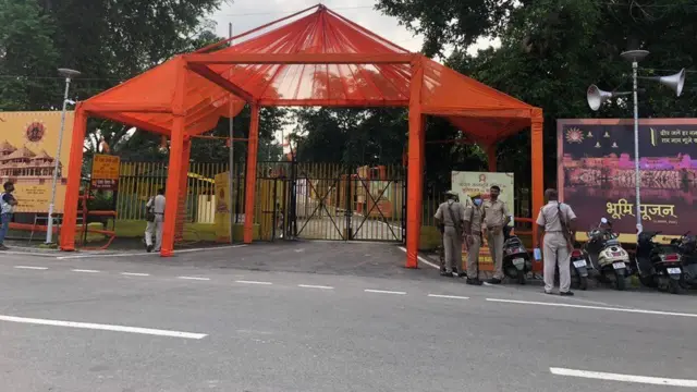 భూమి పూజ జరిగే స్థలానికి ప్రవేశ ద్వారం