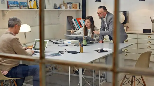 موظفون في أحد مكاتب العمل