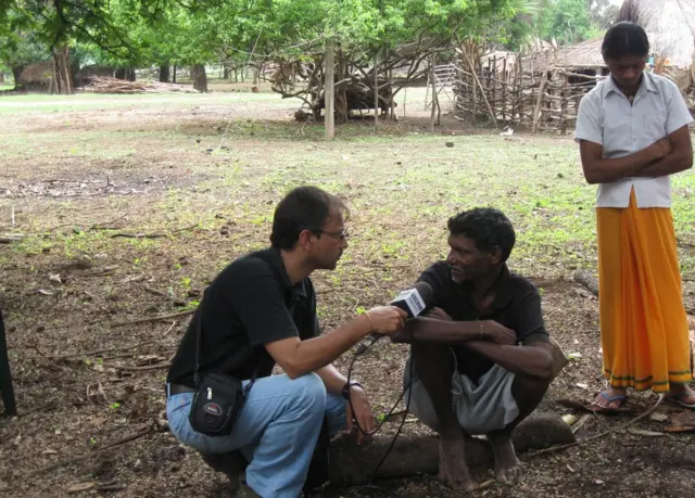 सलमान रावी एक ग्रामीण के साथ