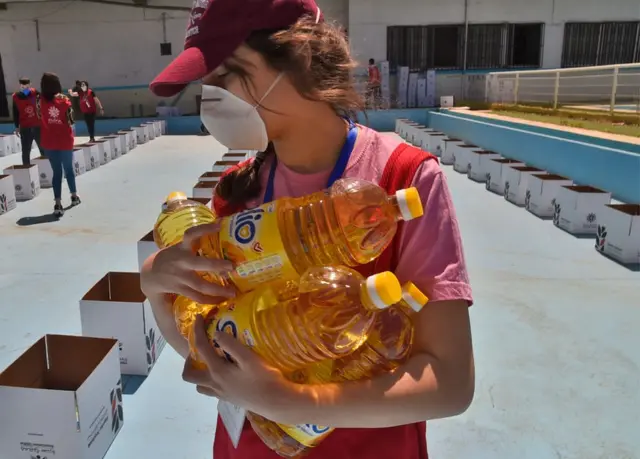 Un bénévole d'une banque alimentaire algérienne prépare des colis d'aide alimentaire à Alger pour les familles dans le besoin pendant le Ramadan, en mai 2020.