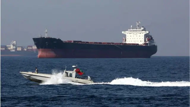 সাগরে জাহাজ