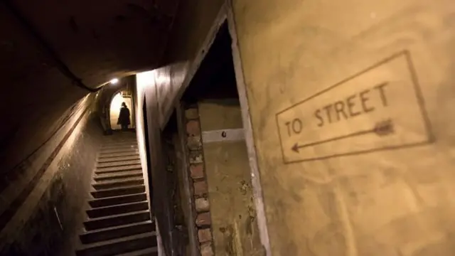 شخص يصعد سلم في نفق تحت الأرض