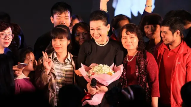 2. Khánh Ly biểu diễn và giao lưu tại ĐH Văn Hóa Hà Nội, tháng 4/2016.