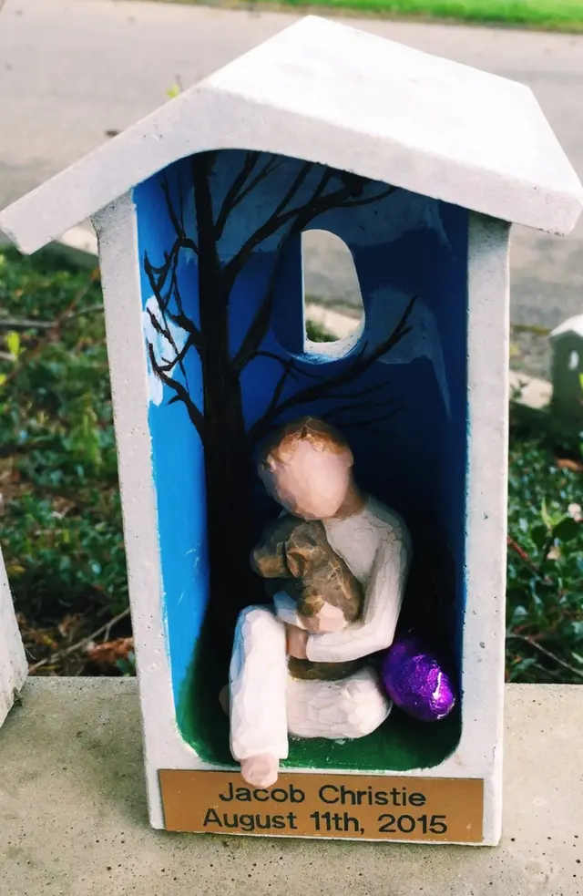 Casa customizada com esculturaaviãozinho aposta ganhauma criança no Little Spirits Garden ('Jardim dos Pequenos Espíritos',aviãozinho aposta ganhatradução livre)