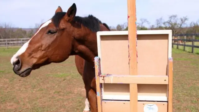 சில சமயத்தில் மெட்ரோ படம் வரைவதற்கான பலகை வெளிப்புறத்தில் வைக்கப்படும்