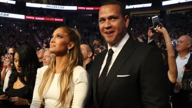 حضرت النجمة جينفر لوبيز ولاعب البيسبول السابق أليكس رودريغيز المباراة