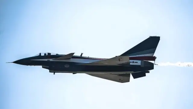 विश्लेषकों के मुताबिक़ जे-10 लड़ाकू विमान समुद्री सीमा की रक्षा में महत्वपूर्ण भूमिका निभा सकता है.