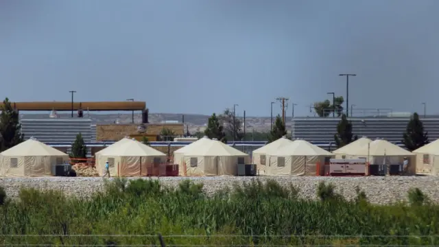 El gobierno de EE.UU. instaló centros de detención temporales para niños migrantes en semanas recientes, como este en Tornillo, Texas.