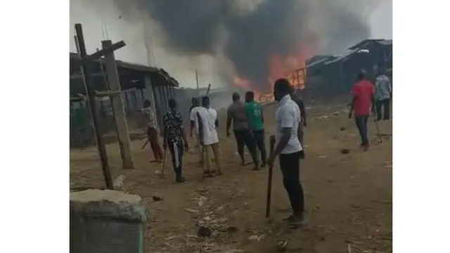 Ọtụtụ ihe onyonyo nke BBC Igbo natara gosiri ebe ndị ntorobịa na-ebe akwa dịka ndị bu osisi na-agba ụlọ ahịa ha ọkụ.