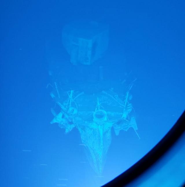 صورة لجانب من حطام سفينة حربية