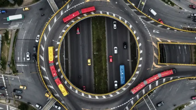 Vista aérea de una autopista en Bogotá