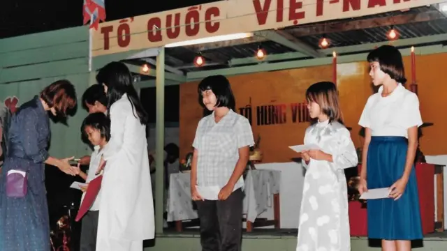 Bà Pirjo Dupuy, Cao ủy trưởng đặc trách định cư, trao phần thưởng cho học sinh khối giáo dục phổ thông