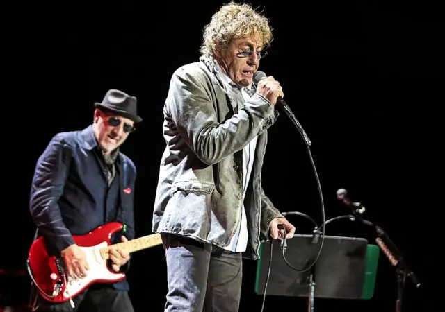 Таунсенд и Долтри во время концертного исполнения оперы Quadrophenia на сцене лондонского зала O2 Arena 15 июня 2013 года.