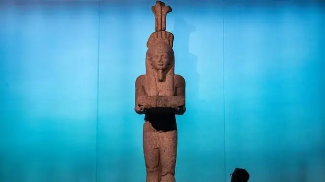 મિસ્રના એક દેવતા હાપીની લાલ ગ્રેનાઇટની મૂર્તિ જે નીલ નદીમાં દર વર્ષે આવનાર પૂરને દર્શાવે છે, આ મૂર્તિ 2001માં શોધાઈ હતી