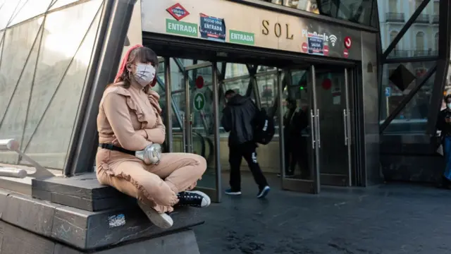 Женщина у станции метро в Мадриде