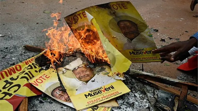 Protesters dey burn posters of Museveni