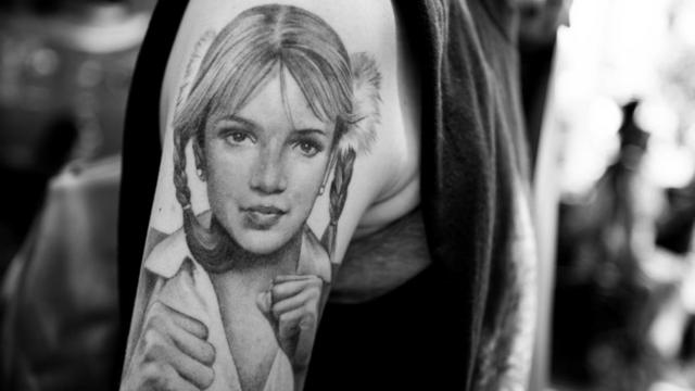Un tatuaje de Britney Spears en el brazo de un fanático de la artista