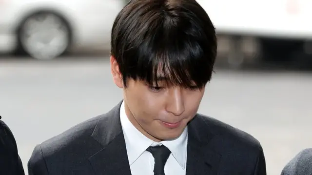 재판부는 최종훈에게 1심에서는 징역 5년을, 항소심에서는 2년 6개월을 선고했다