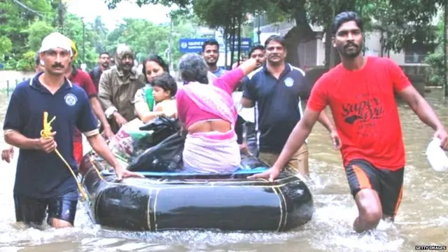 केरळमध्ये पूरस्थितीतून नागरिकांना वाचवण्याचं कार्य राज्यभर सुरू आहे.