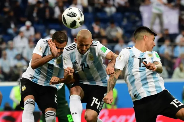 La jugada que precedió al penalti. Mascherano cabecea y la pelota pega en Pérez para irse al tiro de esquina.