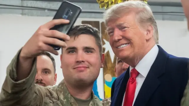 इराक़ स्थित अमरीकी बेस में एक सैनिक के साथ अमरीकी राष्ट्रपति डोनल्ड ट्रंप