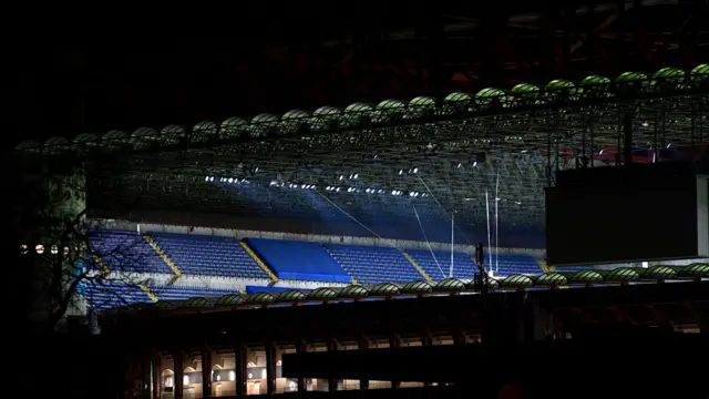 Пустые трибуны на стадионе в Милане