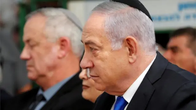 Netanyahu, com o adversário Benny Gantz ao fundo