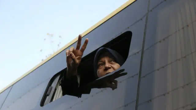 فائزه هاشمی در روز خاکسپاری پدرش در پاسخ به جمعیتی که علامت پیروزی نشاندادهاند با آنان همراهی میکند