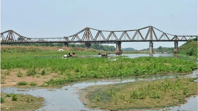 Cầu Long Biên bắc qua sông Hồng có chiều dài 1.600m được xây dựng từ thời Pháp