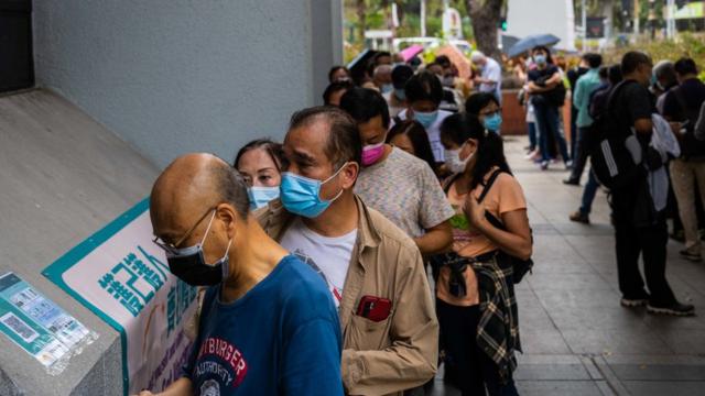 香港某社區疫苗接種點外群眾排隊等候接種科興疫苗（26/2/2021）