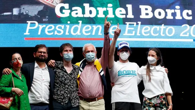 Gabriel Boric con su familia y pareja reciben desde una tarima las felicitaciones de sus simpatizantes. 19 de septiembre de 2021