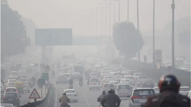 রাস্তায় গাড়ি