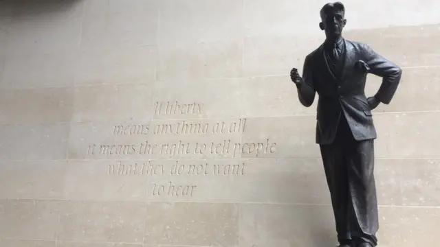 প্রখ্যাত ব্রিটিশ সাহিত্যিক জর্জ অরওয়েল-এর লেখা এক কথিকা পাঠ করে বিবিসি বাংলার প্রথম রেডিও অনুষ্ঠান প্রচারিত হয় ১৯৪১ সালের ১১ই অক্টোবর। ছবিতে বিবিসির প্রধান কার্যালয়ের সামনে অরওয়েলের ভাস্কর্য।