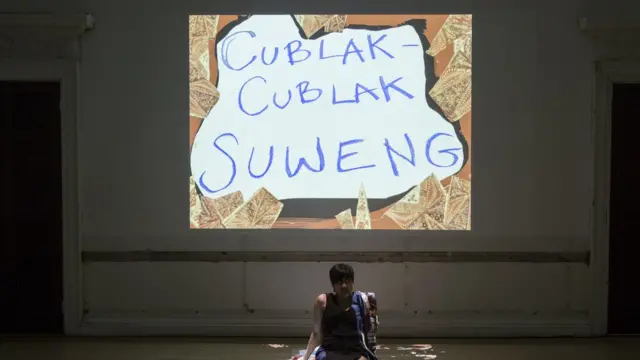 Salah satu lagu yang dinyanyikan adalah Cublak-Cublak Suweng, selain Aku Seorang Kapiten.