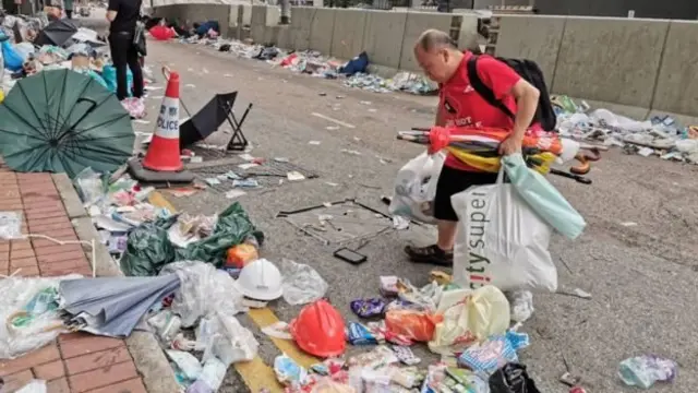 Сміття на вулицях Гонконгу після сутичок