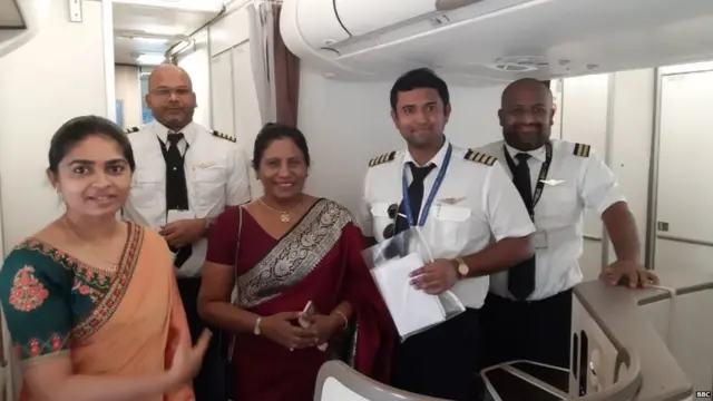 තානාපතිනිය යානයේ කාර්ය මණ්ඩලය සමඟ