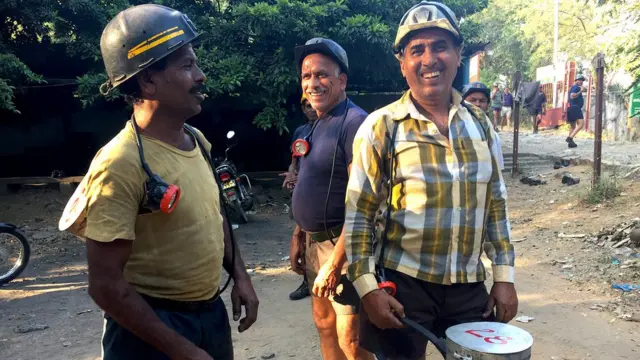 సింగరేణి కార్మికులు