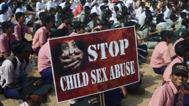 குழந்தை துஷ்பிரயோகத்தை நிறுத்து பதாகை