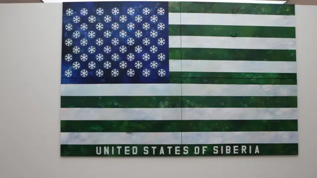 Флаг "Соединенных штатов Сибири" - одна из самых известных работ омского художника Дамира Муратова