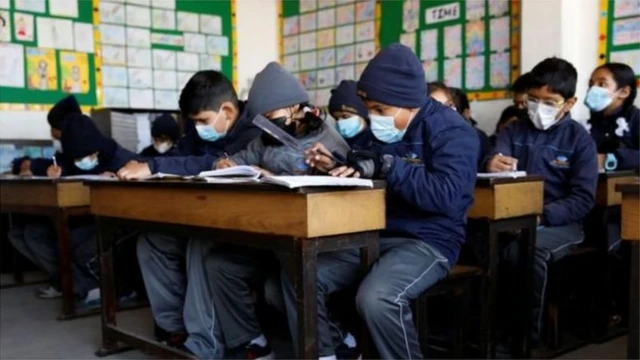 मास्क लगाएर कक्षामा बसेका विद्यार्थी