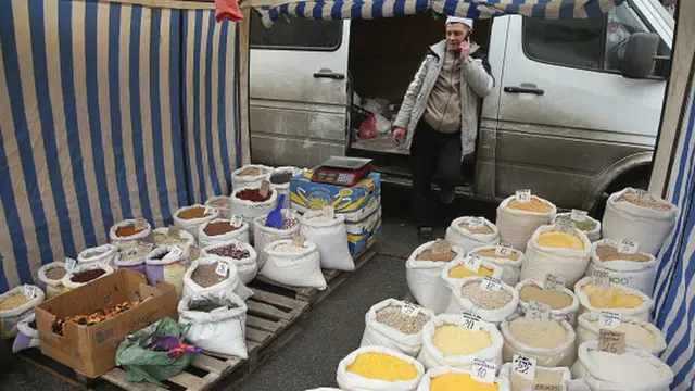 Чоловік торгує на ринку