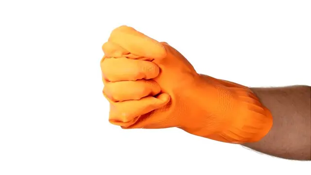 Mano con guante de goma haciendo gesto