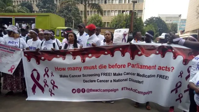 Wagonjwa na wahudumu wa ugonjwa wa saratani waliandamana jijini Nairobi kuishinikiza serikali kuondoa gharama kubwa ya matibabu ya saratani