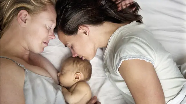 Dos mujeres con un bebé.