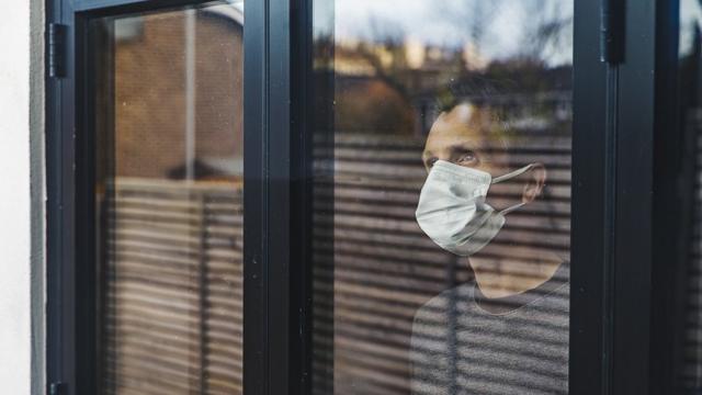 Homem com máscara dentrobolão da caixa dupla senacasa