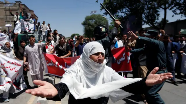 Afghan woman chants slogans during Friday's protest (2 June)