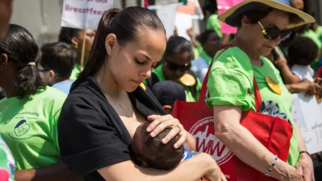 పాలుపడుతున్న తల్లి